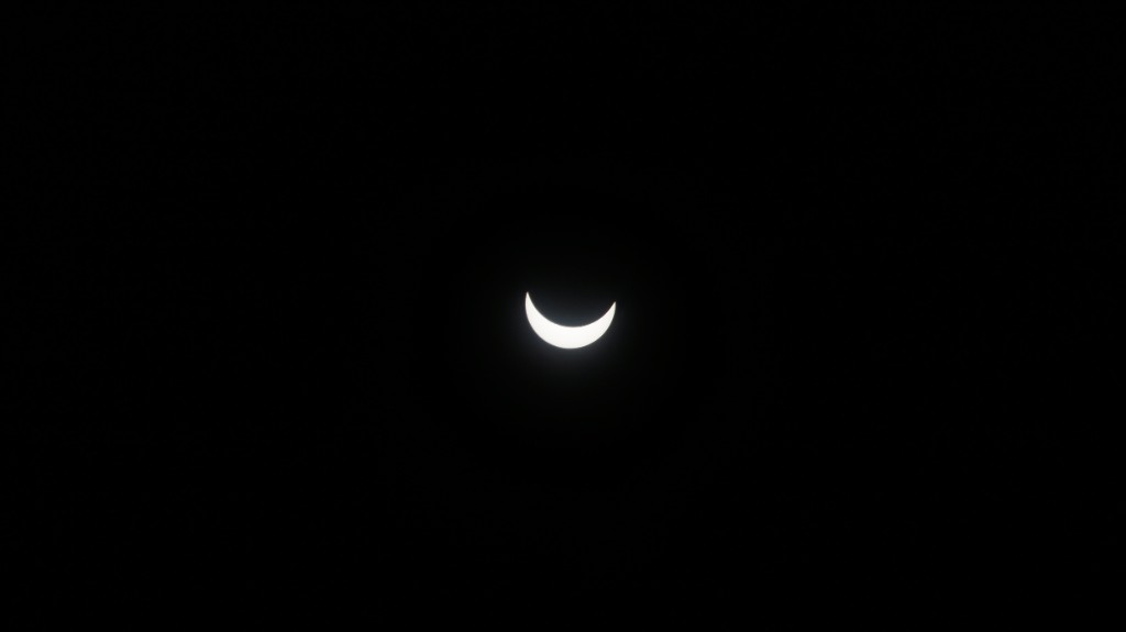 Partielle Sonnenfinsternis am 20. März 2015 – die Sonnenscheibe als dünne Sichel mit ca. 77 Prozent Bedeckung